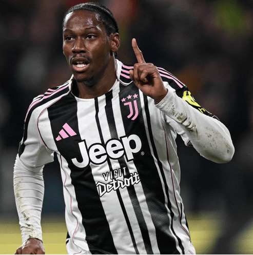 Jugador de fútbol celebrando un gol con el dedo índice levantado, vistiendo la camiseta de la Juventus.